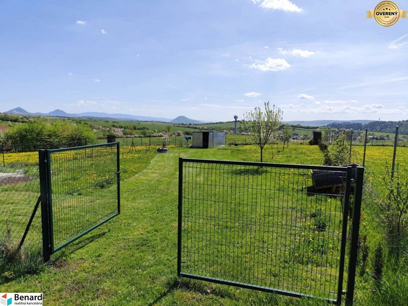 NA PREDAJ PEKNÝ OPLOTENÝ POZEMOK 719m2, SABINOV 