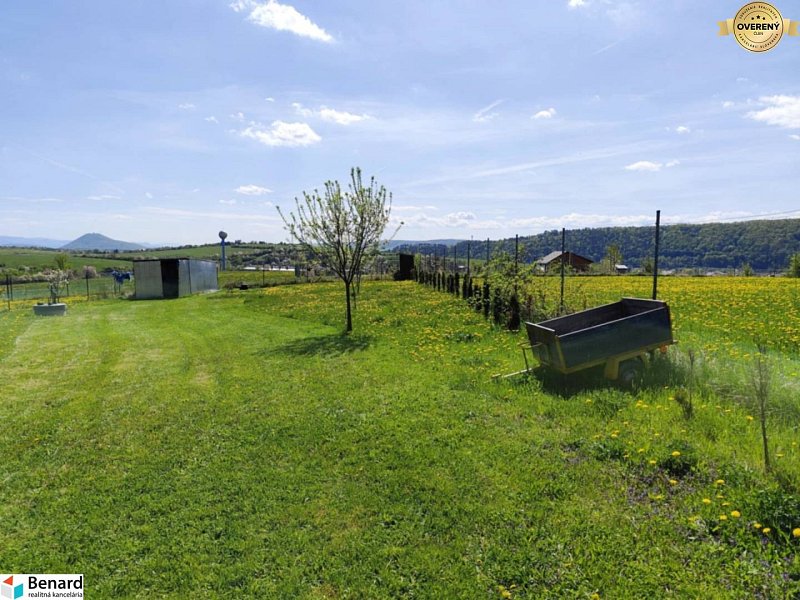 NA PREDAJ PEKNÝ OPLOTENÝ POZEMOK 719m2, SABINOV 