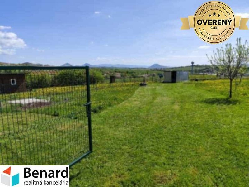 NA PREDAJ PEKNÝ OPLOTENÝ POZEMOK 719m2, SABINOV 