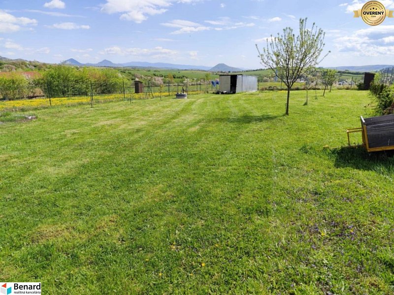 NA PREDAJ PEKNÝ OPLOTENÝ POZEMOK 719m2, SABINOV 