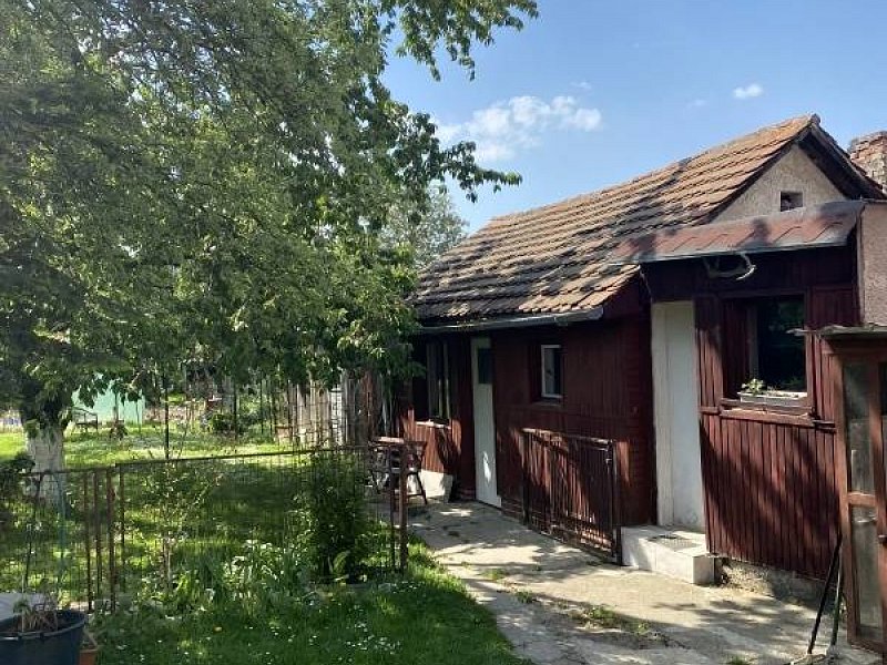 VEĽKORYSÝ POZEMOK 1402m2 SO STARŠÍM DOMOM,  ĽUBOTICE