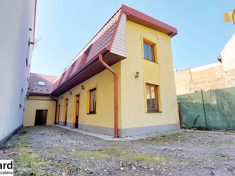 NA PRENÁJOM VEĽKÝ PODKROVNÝ PRIESTOR V BUDOVE NA SLOVENSKEJ ULICI.