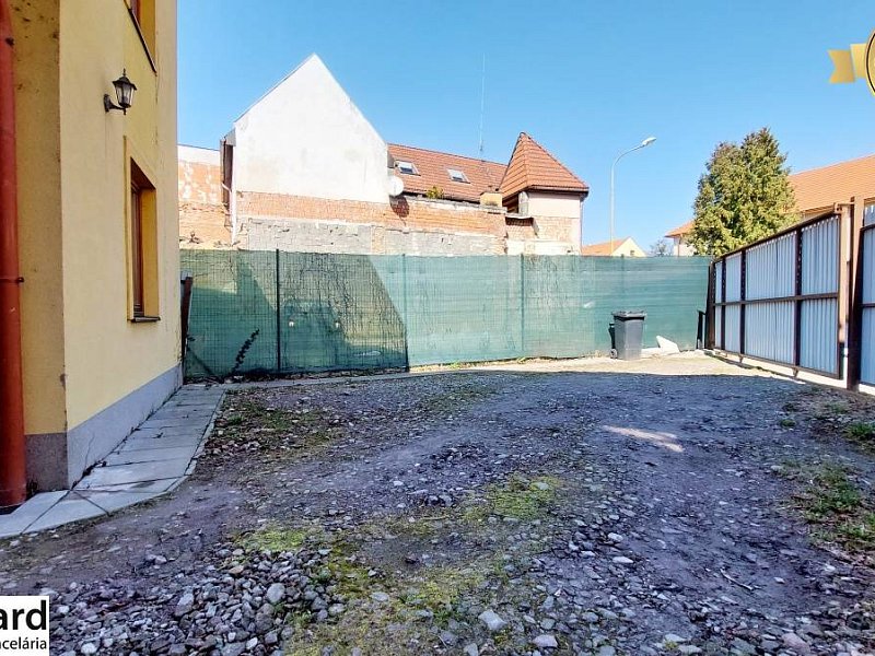 NA PRENÁJOM VEĽKÝ PODKROVNÝ PRIESTOR V BUDOVE NA SLOVENSKEJ ULICI.