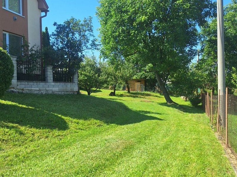 NA PREDAJ POZEMOK S INŽINIERSKYMI SIEŤAMI, 973 M2, KOKOŠOVCE PRI PO