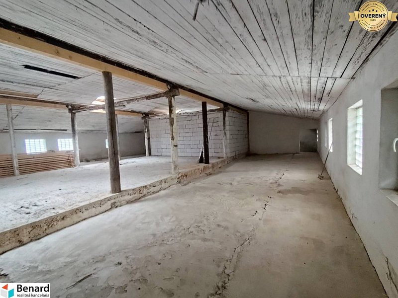Na predaj BUDOVA v KAPUŠANOCH s pozemkom o rozlohe 2649 m2.  