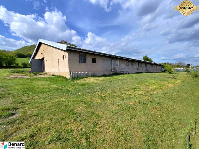 Na predaj BUDOVA v KAPUŠANOCH s pozemkom o rozlohe 2649 m2.  