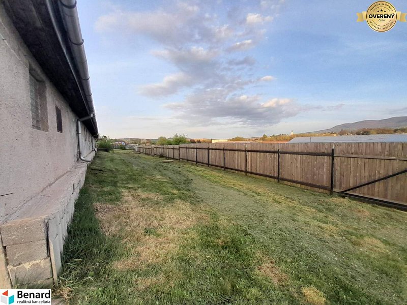 Na predaj BUDOVA v KAPUŠANOCH s pozemkom o rozlohe 2649 m2.  