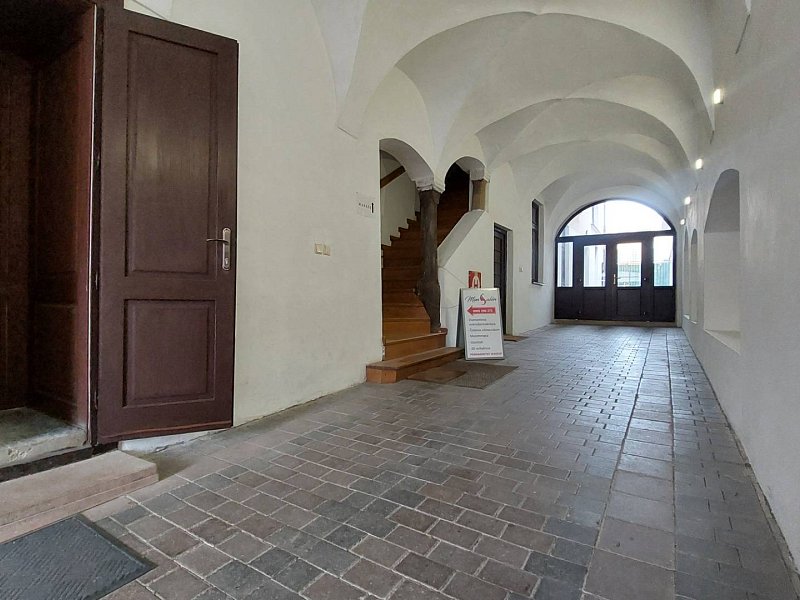 NA PREDAJ BUDOVA na ul. SLOVENSKÁ s prenajatými PRIESTORMI.  