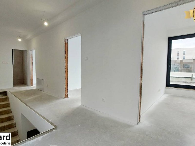 MODERNÝ 5 IZB.RODINNÝ DOM, CENTRUM POPRADU, s POZEMKOM 546 m2