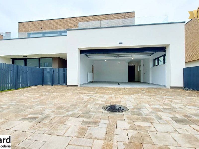 MODERNÝ 5 IZB.RODINNÝ DOM, CENTRUM POPRADU, s POZEMKOM 546 m2