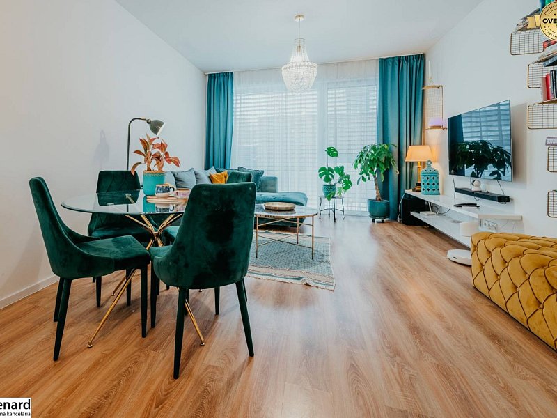 2 IZB. BYT, KOMPLETNE ZARIADENÝ, S VLASTNÝM PARK. STÁTIM a TERASOU