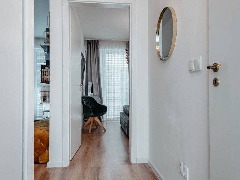 2 IZB. BYT, KOMPLETNE ZARIADENÝ, S VLASTNÝM PARK. STÁTIM a TERASOU