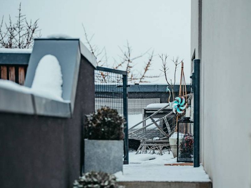 2 IZB. BYT, KOMPLETNE ZARIADENÝ, S VLASTNÝM PARK. STÁTIM a TERASOU