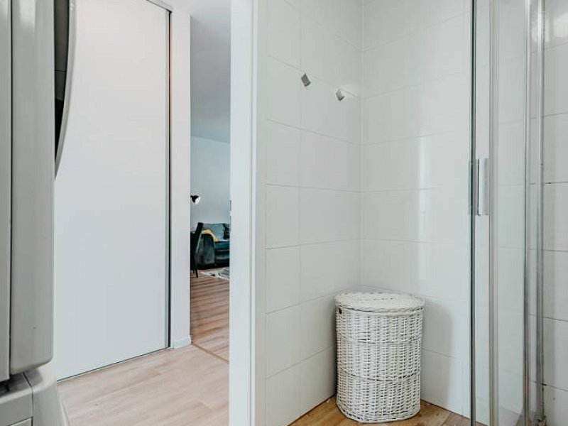 2 IZB. BYT, KOMPLETNE ZARIADENÝ, S VLASTNÝM PARK. STÁTIM a TERASOU