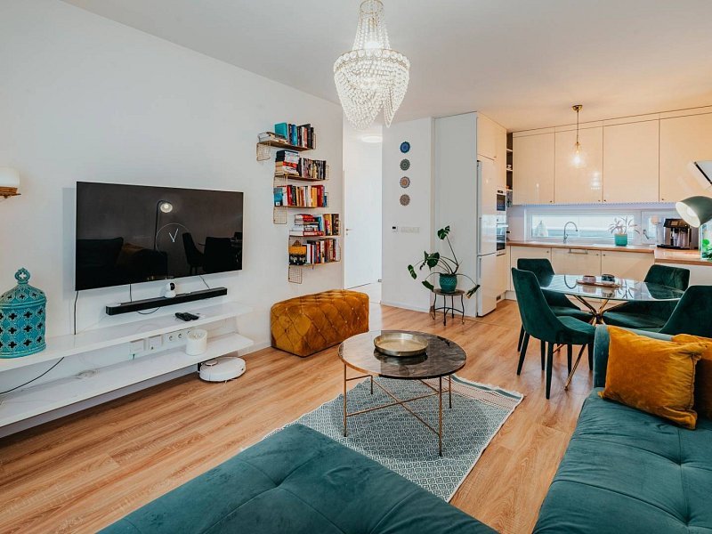 2 IZB. BYT, KOMPLETNE ZARIADENÝ, S VLASTNÝM PARK. STÁTIM a TERASOU