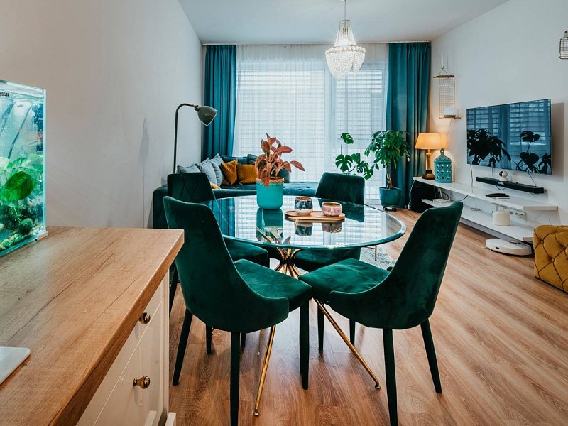 2 IZB. BYT, KOMPLETNE ZARIADENÝ, S VLASTNÝM PARK. STÁTIM a TERASOU