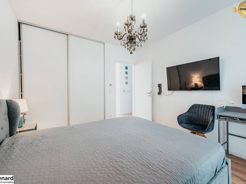 2 IZB. BYT, KOMPLETNE ZARIADENÝ, S VLASTNÝM PARK. STÁTIM a TERASOU