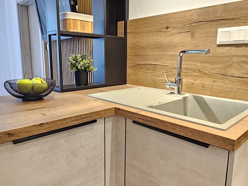 Moderný unikát - 1,5- izb. byt s 2 loggiami na prenájom (Nad jazerom)