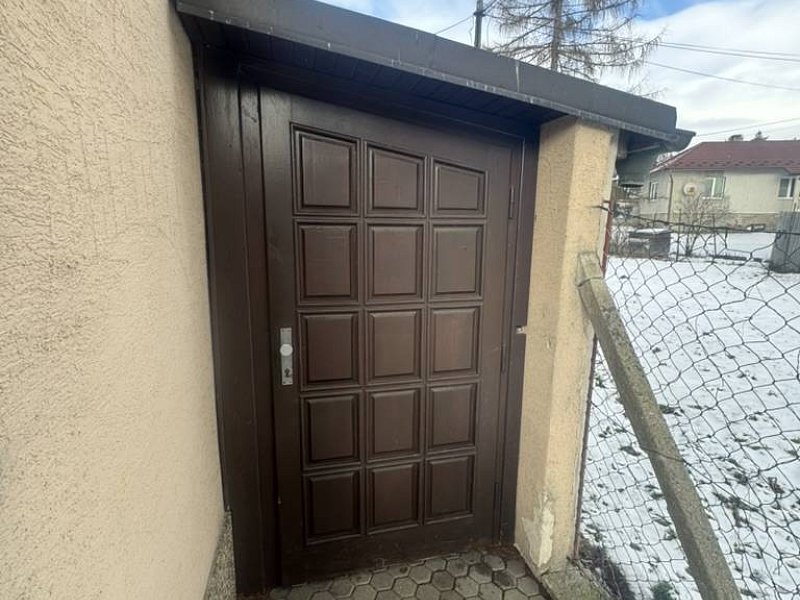 Prevádzková budova v obci Ľubotín na predaj 