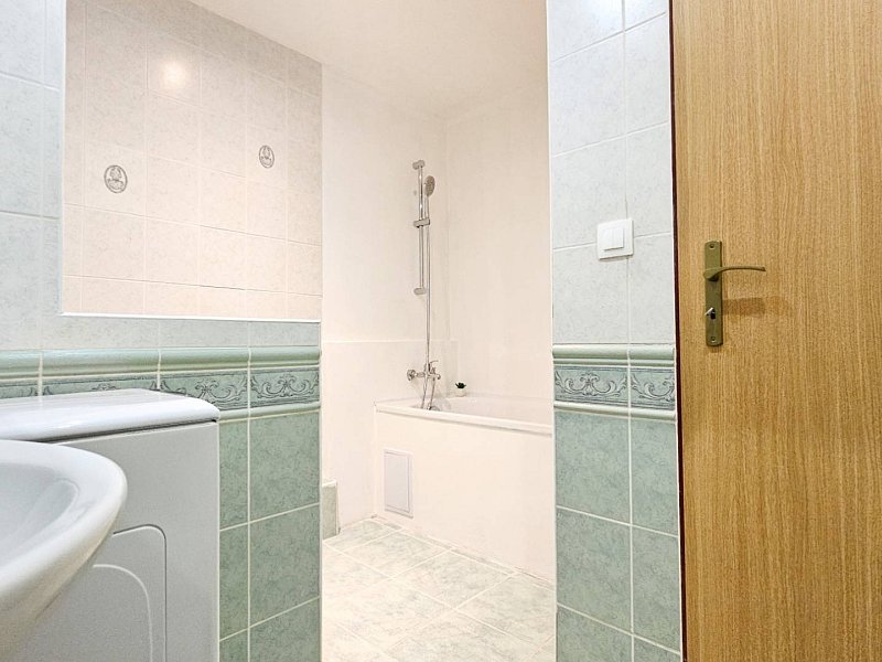 Na prenájom priestranný 3 - izbový byt, Krosnianska ul.