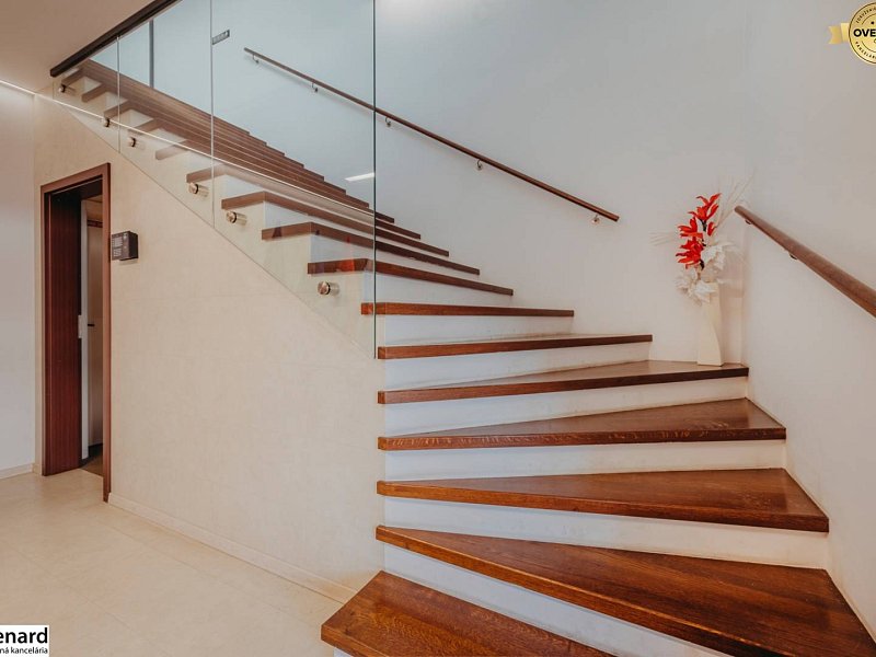 NA PRENÁJOM REPREZENTATÍVNE PRIESTORY 215,29 M2, STANICA – SOLIVARIA 