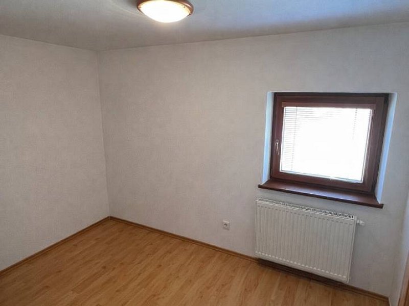 Priestranný rodinný dom s predajňou a veľkým pozemkom