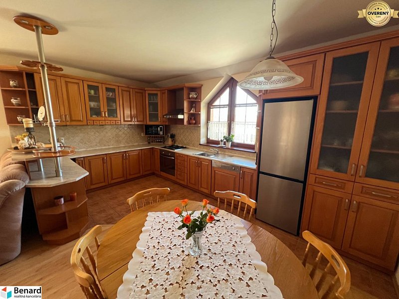 Priestranný rodinný dom s predajňou a veľkým pozemkom