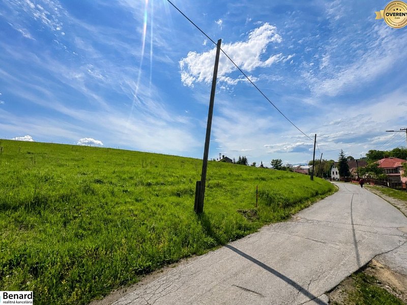 Priestranný stavebný pozemok 2 441 m² vo Finticiach