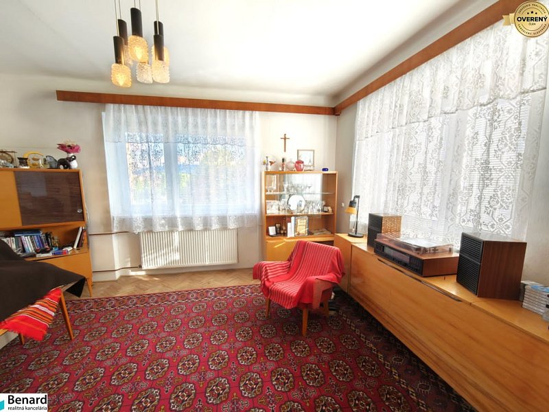 RODINNÝ DOM S VEĽKÝM POZEMKOM V OBCI TULČÍK, 2102 m2