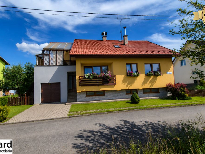 RODINNÝ DOM S 2 BYTMI, POZEMOK 1032m2; PODOLÍNEC
