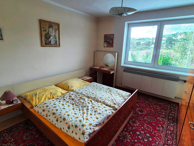 RODINNÝ DOM S 2 BYTMI, POZEMOK 1032m2; PODOLÍNEC