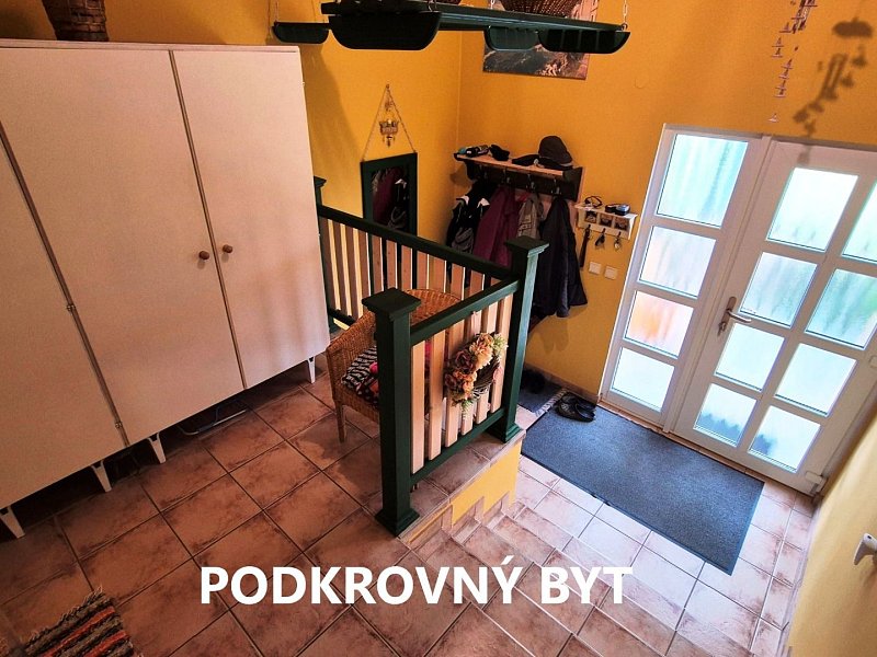 RODINNÝ DOM S 2 BYTMI, POZEMOK 1032m2; PODOLÍNEC