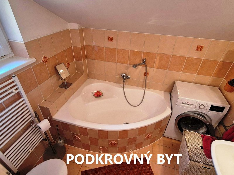 RODINNÝ DOM S 2 BYTMI, POZEMOK 1032m2; PODOLÍNEC
