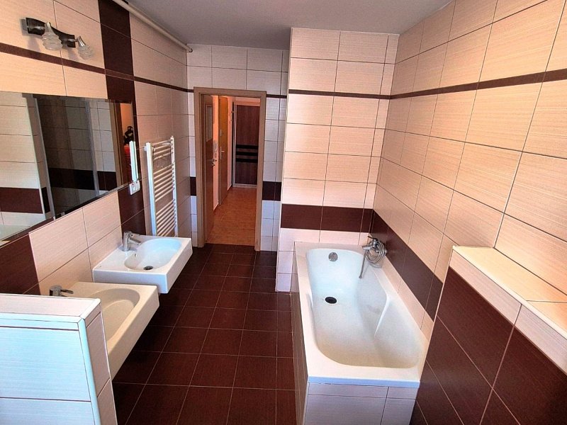 NA PRENÁJOM PRIESTRANNÝ 3 IZBOVÝ BYT, 121m2, ul. LEVOČSKÁ