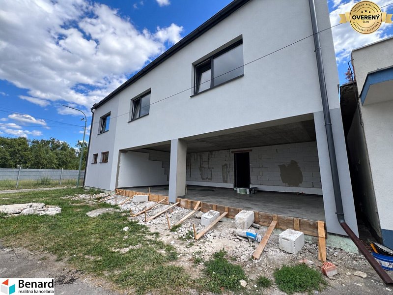 Nová 2-podlažná administratívno-obchodná budova – Lipany
