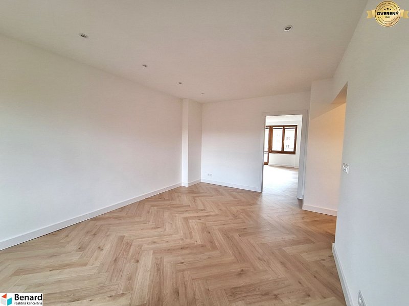 PRENÁJOM NOVOREKONŠTRUOVANÝ 2 IZBOVÝ BYT, BALKÓN, PREŠOV, UL. PAVL.NÁM